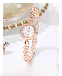 Vue détaillée du bracelet en chaîne rose dorée en forme de cœur et du cadran de montre