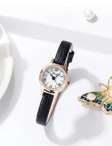 Petite montre rétro pour femme avec bracelet en cuir noir et boîtier or rose