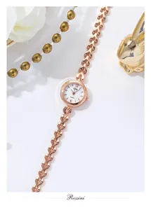 Détail de la montre GEDI en or rose avec cadran blanc et maillons en forme de cœur