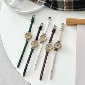 Vista plana de relojes de cuarzo vintage para mujer con varias correas de cuero de color