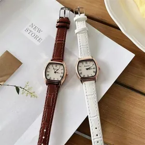 Close-up van retro tonneau-horloges met roségouden kasten en lederen horlogebanden