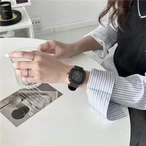 Minimalistisch zwart vierkant kwartshorloge met industrieel ontwerp en siliconen band