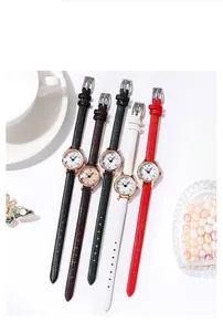 Cinq montres à quartz vintage avec bracelets en cuir gaufré de couleurs sur fond blanc