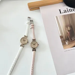 Primer plano de elegantes relojes de cuarzo para mujer con correas de cuero rosa y blanco