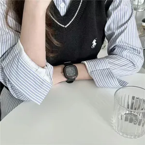Detail van vierkant zwart quartz horloge met rode rand en multifunctionele wijzerplaat