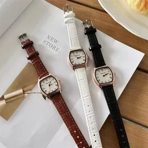 Detailopname van vintage tonneau horloges met lederen bandjes en Romeinse cijfers