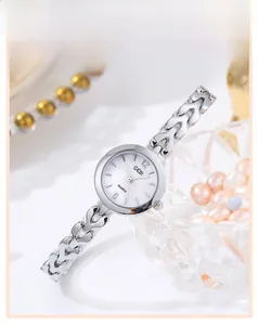 Détail du bracelet chaîne en métal argenté en forme de cœur d'une montre à quartz GEDI