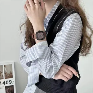 Detailweergave van vierkant quartzhorloge met bruine leren band om de pols van model