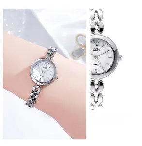 Gros plan sur la montre quartz femme GEDI avec bracelet en métal argenté et cadran blanc