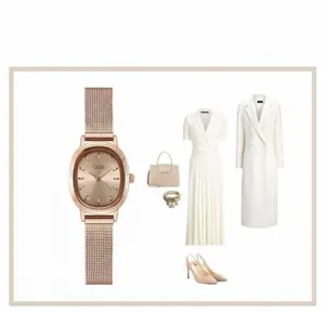 Elegante roségoldene Uhr gestylt mit weißem Blazerkleid und Luxus-Handtaschen-Accessoires