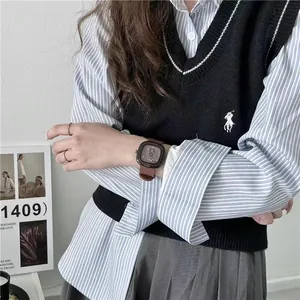 Modieus vierkant horloge met zwarte wijzerplaat en bruine band in een preppy casual stijl