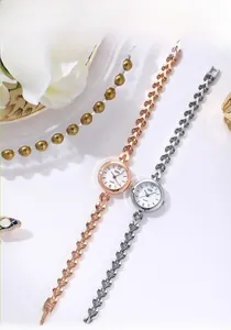 Gros plan de montres à quartz GEDI avec bracelet à maillons en cœur sur fond décoratif blanc