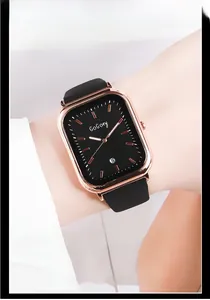 Photo au poignet d'une montre carrée pour femme avec cadran or rose et bracelet silicone