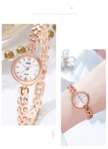 Détail de la montre à quartz en or rose avec des maillons de chaîne uniques en forme de cœur