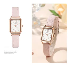 Détail du bracelet en cuir rose et du boîtier rectangulaire doré rose pour cette montre