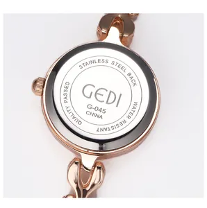 Détail du dos de la montre GEDI or rose avec gravure en acier inoxydable et étanchéité