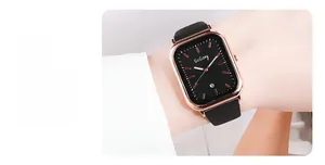 Détail du cadran carré en or rose avec guichet de date et index minimalistes