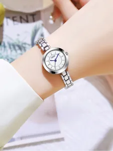 Gros plan du cadran en nacre et du bracelet en acier d'une montre à quartz GEDI femme