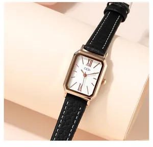 Gros plan détaillé du cadran rectangulaire blanc avec index rose gold et bracelet en cuir
