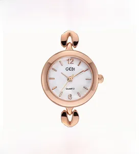 Gros plan détaillé de la montre rose gold pour femme avec cadran chic et bracelet chaîne