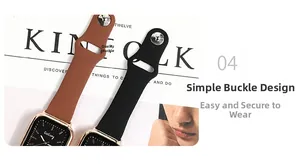 Détail d'une montre carrée avec lunette en or rose et bracelets en silicone sur magazine