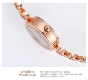 Détail du boîtier de montre or rose avec placage IP et verre minéral résistant