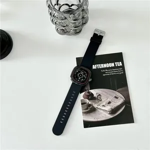 Detail van een zwart vierkant smartwatch met siliconen band op een wit bureau