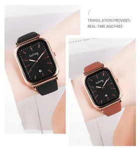 Détail de deux montres carrées GoGoey avec boîtiers en or rose et fenêtre de date