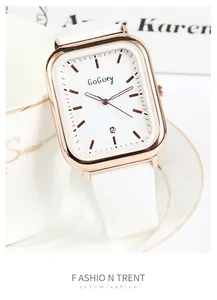 Gros plan sur une montre carrée minimaliste en or rose avec cadran blanc et date