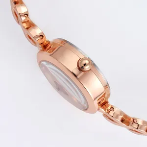 Montre minimaliste élégante pour femme en or rose avec un bracelet à maillons fins