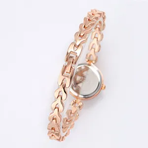 Montre femme élégante en or rose à petit cadran avec bracelet à maillons en V métalliques