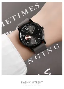 Detail van quartzhorloge met grijze siliconen band en zwarte wijzerplaat