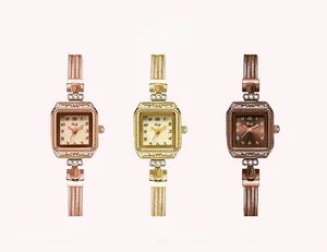 Trois montres femme élégantes avec cadran carré en cristal et bracelets fins en métal
