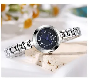 Gros plan d'une montre GEDI pour femme avec cadran nacré bleu et bracelet en acier argenté
