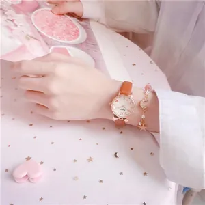 Schicke Damenquarzuhr mit braunem Lederarmband und weißem Zifferblatt mit Goldakzenten