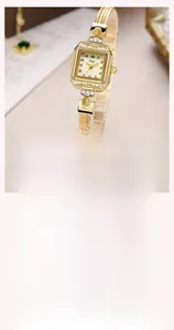 Détail macro de la montre Gedi dorée carrée de luxe avec lunette en cristal brillant