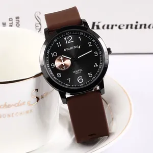 Minimalistisch heren quartz horloge met zwarte wijzerplaat en bruine siliconen band