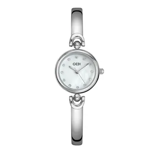 Elegante reloj de brazalete plateado para mujer con esfera de nácar y cristales