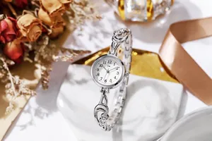 Dettaglio dell'orologio a bracciale argento con strass e quadrante su marmo
