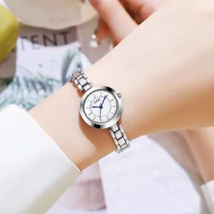 Montre élégante pour femme avec bracelet en acier argenté, cadran blanc et aiguilles bleues