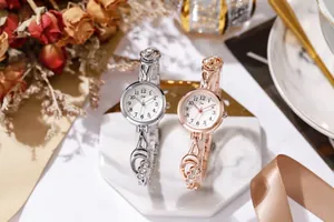 Dettagli di orologi da polso da donna in argento e oro rosa su basi di marmo