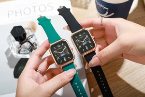 Close-up van stijlvolle rechthoekige horloges met siliconen bandjes en gouden kast