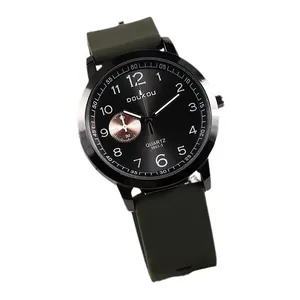 Minimalistisch herenhorloge met zwarte wijzerplaat en donkergroene siliconen band