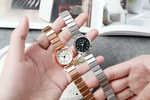 Gros plan de montres à quartz minimalistes pour femmes avec bracelet métal et dateur