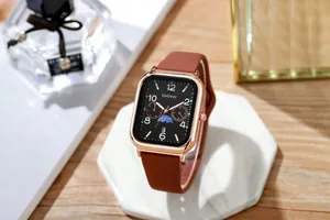 Rechthoekig quartz horloge met roségouden kast, bruine siliconen band en datumweergave