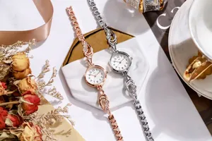 Dettaglio di orologi al quarzo eleganti in oro rosa e argento con cinturini in strass