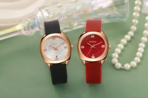 Detail van stijlvolle quartzhorloges met siliconen bandjes en datumaanduiding op de wijzer