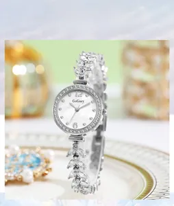 Dettaglio dell'orologio da donna con ghiera di cristalli e cinturino a forma di foglia