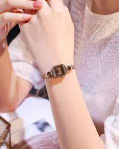 Détail d'une montre carrée vintage avec bracelet en maille or rose et cristaux brillants
