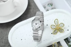 Vue détaillée d'une montre à quartz minimaliste argentée pour femme avec cadran rond et date